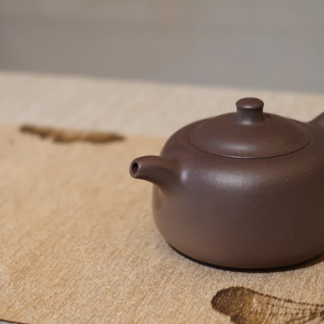 Чайник ручной работы из фиолетовой глины 180 мл