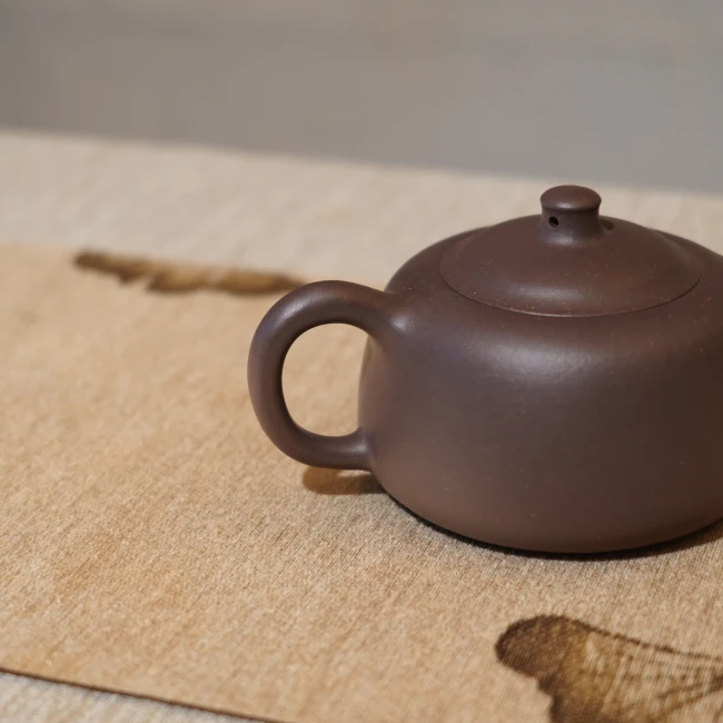 Чайник ручной работы из фиолетовой глины 180 мл