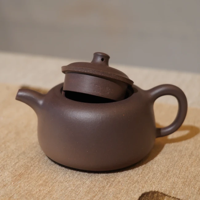 Чайник ручной работы из фиолетовой глины 180 мл