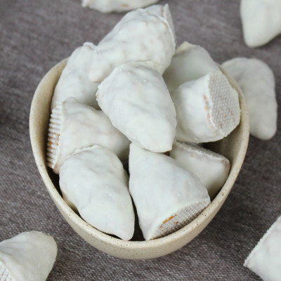 Арахис жареный соленый с карамелью в белом шоколаде