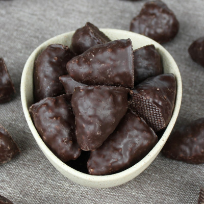 Арахис жареный соленый с карамелью в темном шоколаде