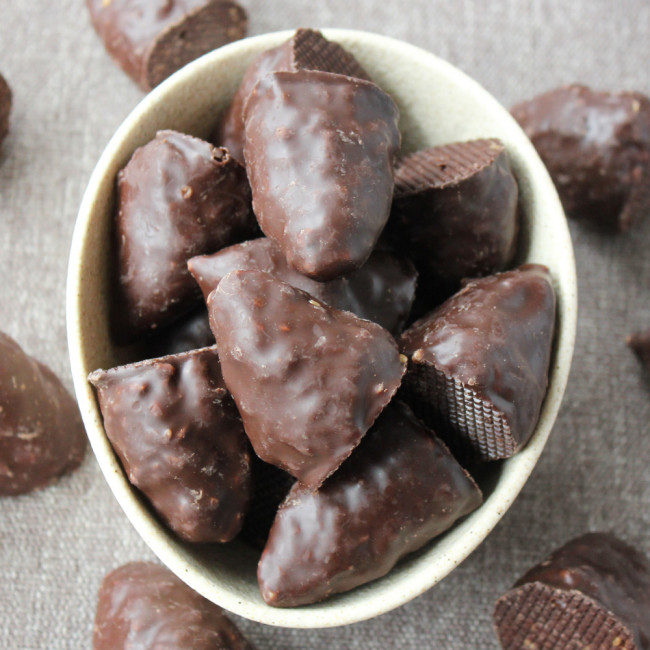 Арахис жареный соленый с карамелью в темном шоколаде