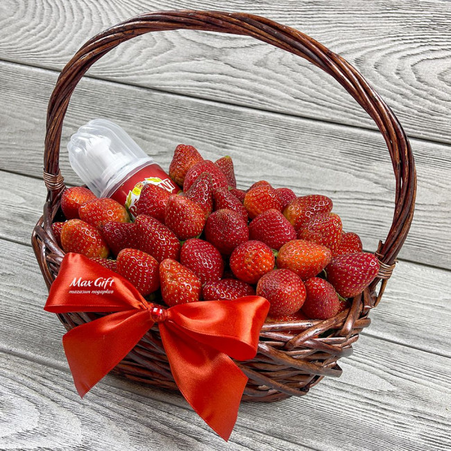 Корзина с ягодами «Клубника со сливками»