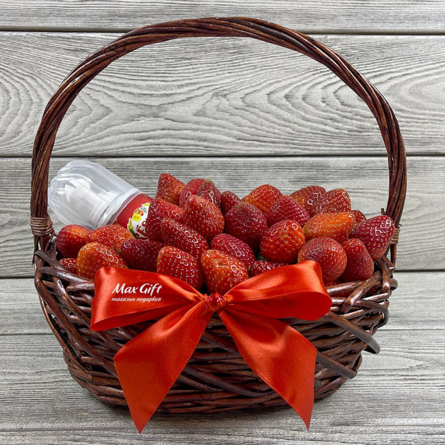Корзина с ягодами «Клубника со сливками»