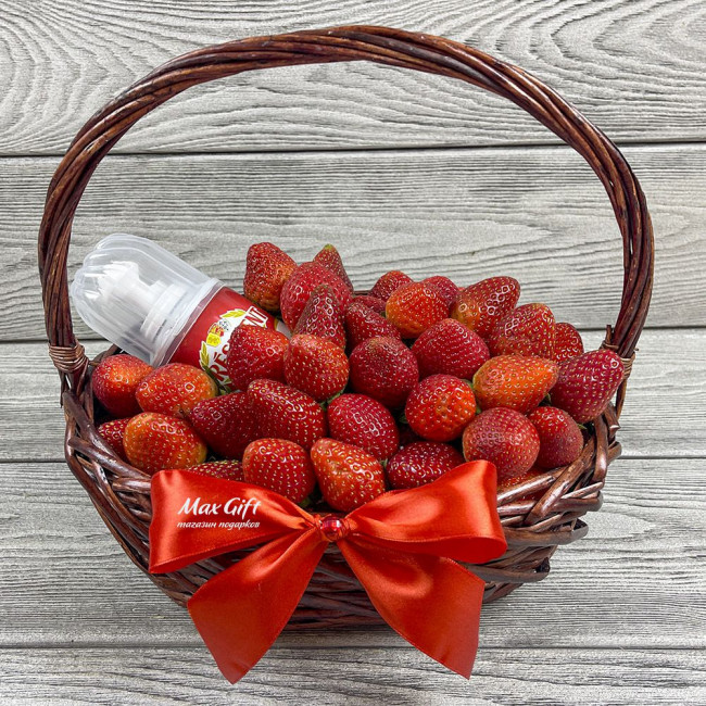 Корзина с ягодами «Клубника со сливками»